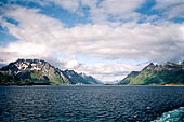 Le isole Lofoten Norvegia. L'Hurtigruten Midnatsol esce dal Raftsundet tra gli imponenti picchi del Trolltindan. 